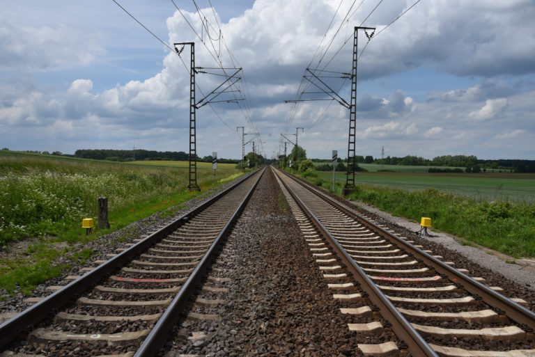Pfandsammler begibt sich auf den Bahngleisen in Lebensgefahr; Bundespolizeiinspektion Hannover ermittelt wegen gefährlichen Eingriffs in den Bahnverkehr