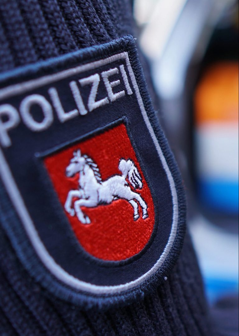 BS: Zeugenaufruf: Unbekannte Person zerkratzt 25 Autos