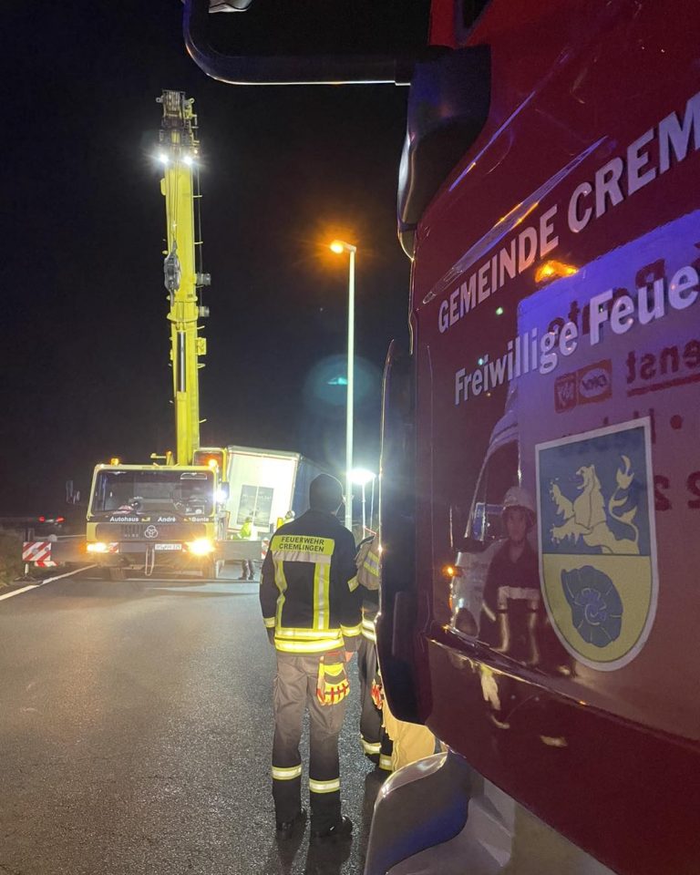 Feuerwehr Cremlingen informiert LKW umgestürzt