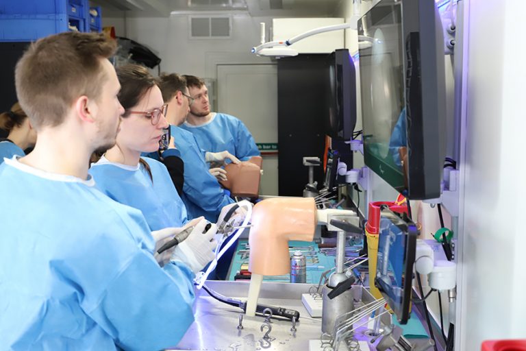 Operieren im mobilen Labor-Truck