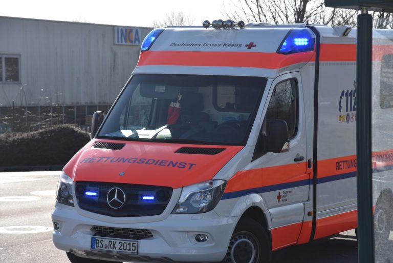 WOB: Fahrzeugführer übersieht Fußgänger – Polizei sucht Zeugen