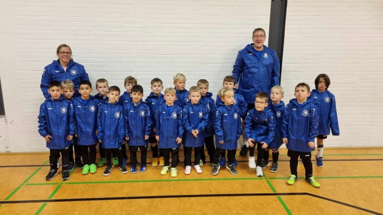 G-Jugend erstrahlt in neuen Allwetterjacken