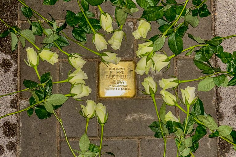 Stolperstein für Opfer des KZ Schandelah in Hamburg verlegt