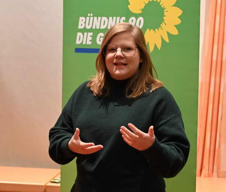 Lena Krause diskutiert mit den Cremlingern in Destedt