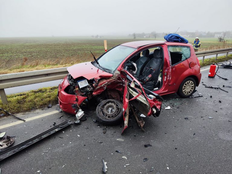 B 1 :  Verkehrsunfall mit eingeklemmter Person in PKW