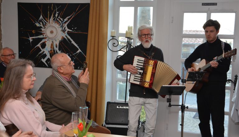 Das Lavie-Café an der Stadtmauer zeigt die Ausstellung „Into the Mystic“ von Rainer Gosslar