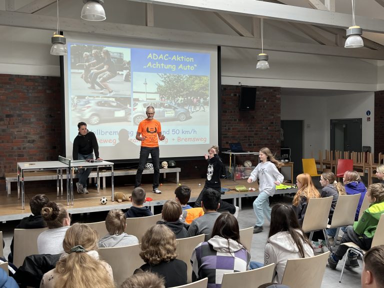Prof. Sollmann mit Survival-Programm an der Oberschule Sickte