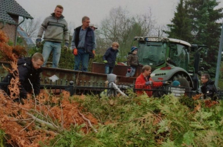 Freiwillige Feuerwehr Hötzum holt Baumschnitt