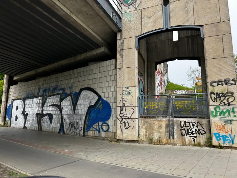 CDU, BIBS und FDP beklagen Kapitulation der Stadt im Kampf gegen Schmierereien CDU, BIBS und FDP beklagen Kapitulation der Stadt im Kampf gegen Schmierereien