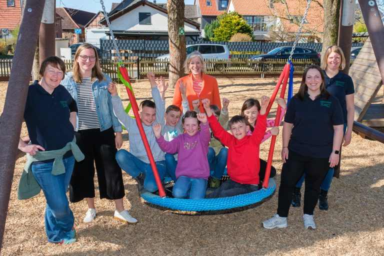 Neue Nestschaukel für die Sandbachschule