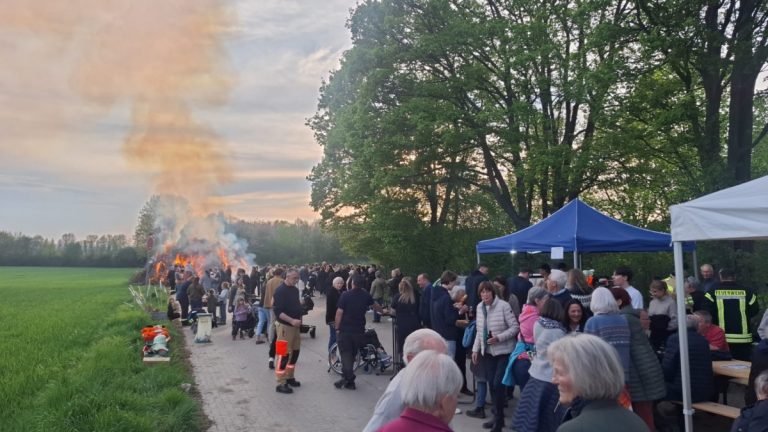 Großer Andrang beim Osterfeuer der Feuerwehr Hemkenrode – Sonne, Stimmung und Gemeinschaft am Freibadgelände