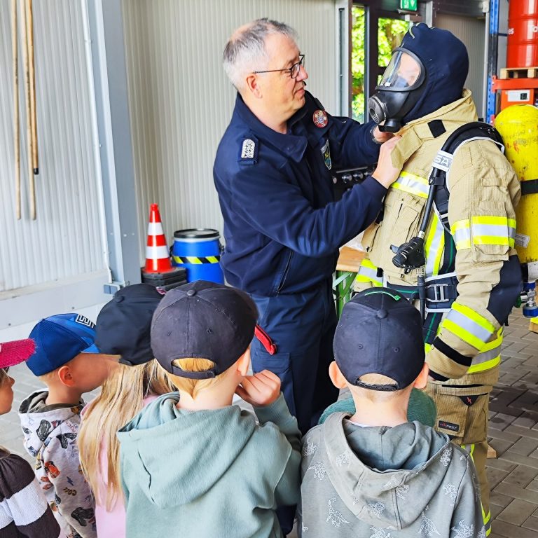 Kleine Feuerwehrhelden zu Gast in Hemkenrode