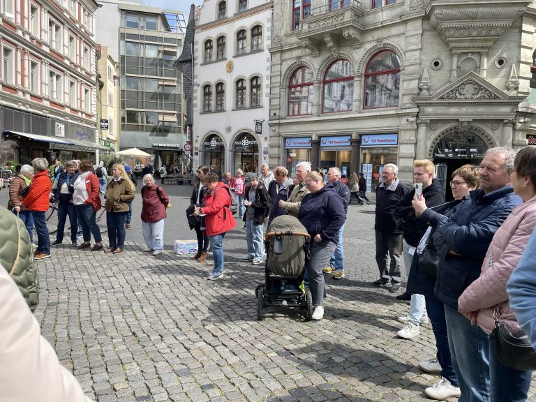 Marktgespräch auf dem Braunschweiger Bauernmarkt Marktgespräch auf dem Braunschweiger Bauernmarkt