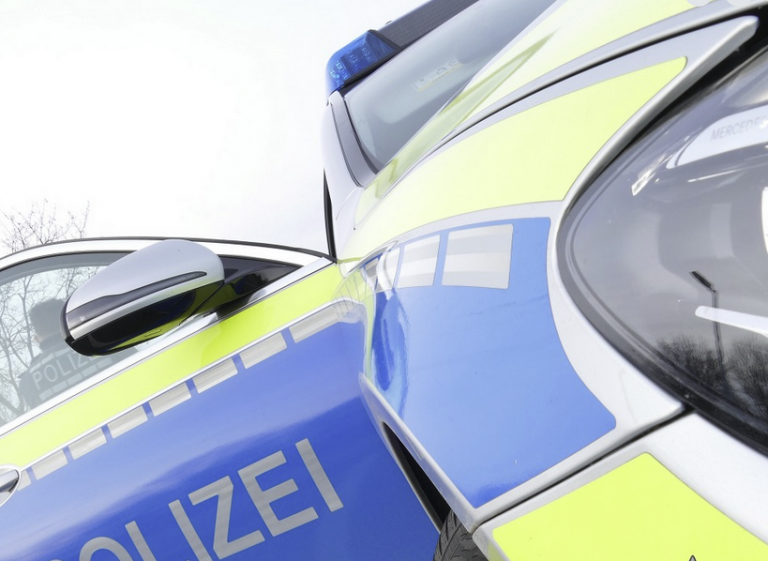 Unfall zwischen Pkw und Fußgänger mit anschließender Unfallflucht