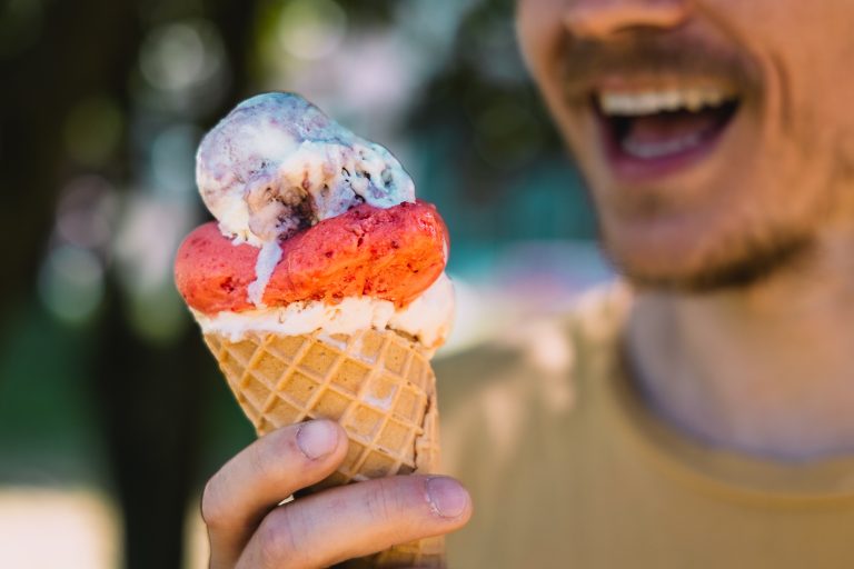 Sommerliches Eis essen im Seniorenkreis Sickte