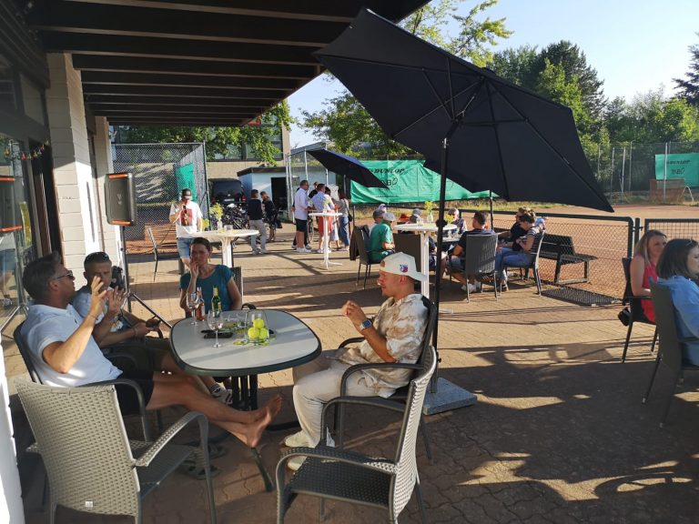 Sommerparty der Tennisabteilung begeistert Vereinsmitglieder und Gäste