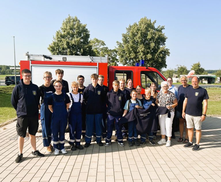 Großzügige Spende umgesetzt – Jugendfeuerwehr Sickte freut sich über neue Kapuzen-Hoodies