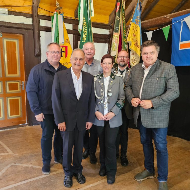 Uwe Schäfer und Reza Asghari beim Schützenfest in Semmenstedt