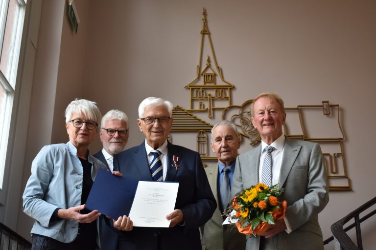 Günter Lamprecht für ehrenamtliches Engagement mit Verdienstorden ausgezeichnet