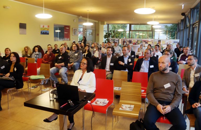 Mit Humor und Comedy zum Titel