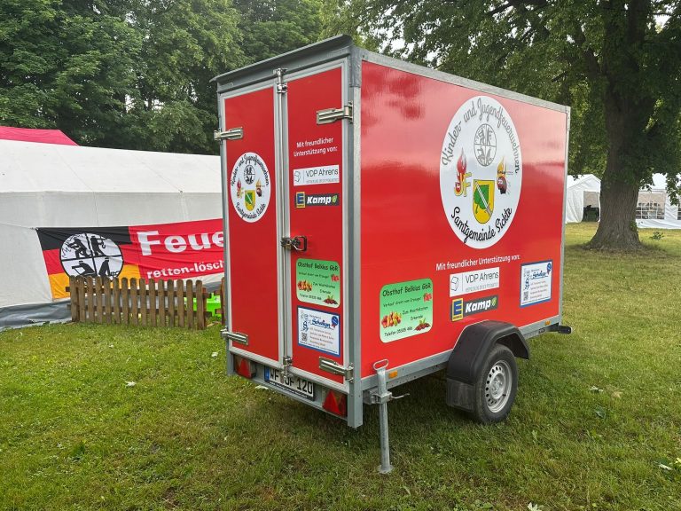 Jugendfeuerwehr-Anhänger erstrahlt in neuem Glanz: