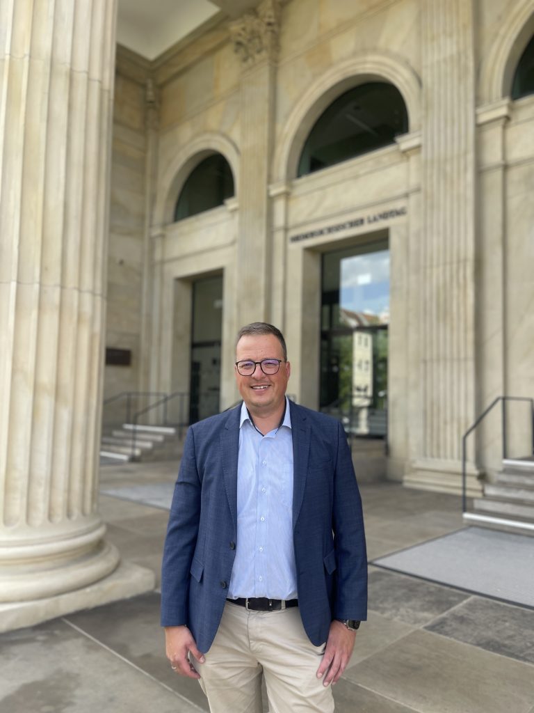 Jan Schröder lädt Schülerinnen und Schüler zur Hospitation in den Niedersächsischen Landtag ein Jan Schröder lädt Schülerinnen und Schüler zur Hospitation in den Niedersächsischen Landtag ein
