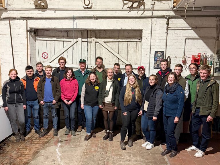 Landwirtschafts-Azubis treffen sich zum 2. BBQ im Hof