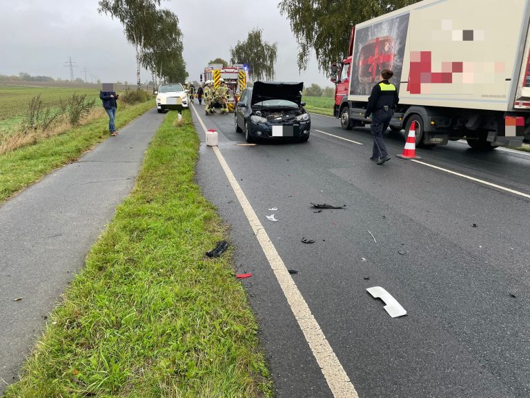 Hilfeleistung nach Verkehrsunfall auf der L 295 bei Flechtorf Hilfeleistung nach Verkehrsunfall auf der L 295 bei Flechtorf