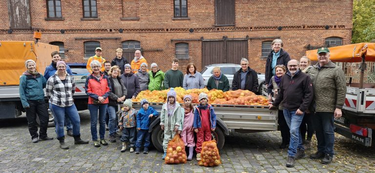 Apfelsammelaktion: 1.275 Liter Apfelsaft von Obstbäumen des Landkreises Apfelsammelaktion: 1.275 Liter Apfelsaft von Obstbäumen des Landkreises