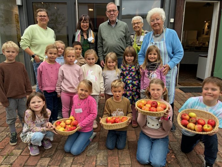 Gärtnermuseum: Varietà-Kinder erlebten Apfelnachmittag