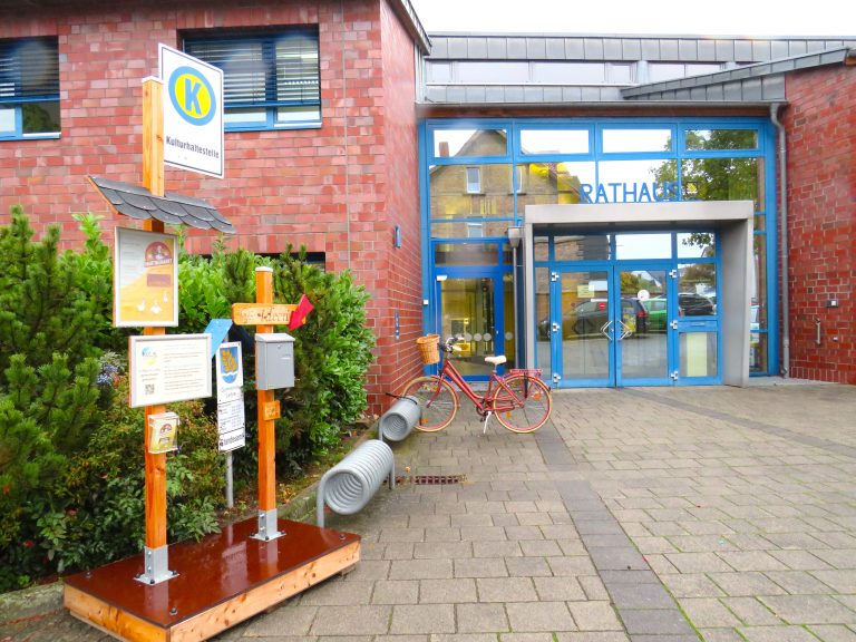 Kulturhaltestelle am Rathaus der Gemeinde Lehre Kulturhaltestelle am Rathaus der Gemeinde Lehre