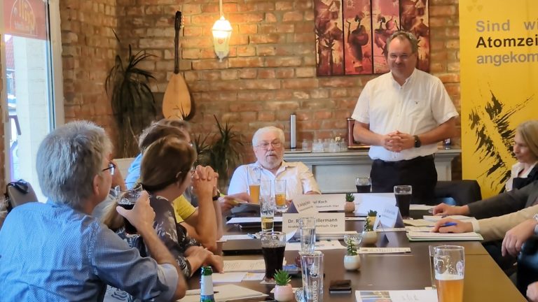 Gespräch mit Vertretern des Umweltminitriums beim Strahlenschutz-Stammtisch n Schöppenstedt Gespräch mit Vertretern des Umweltminitriums beim Strahlenschutz-Stammtisch n Schöppenstedt