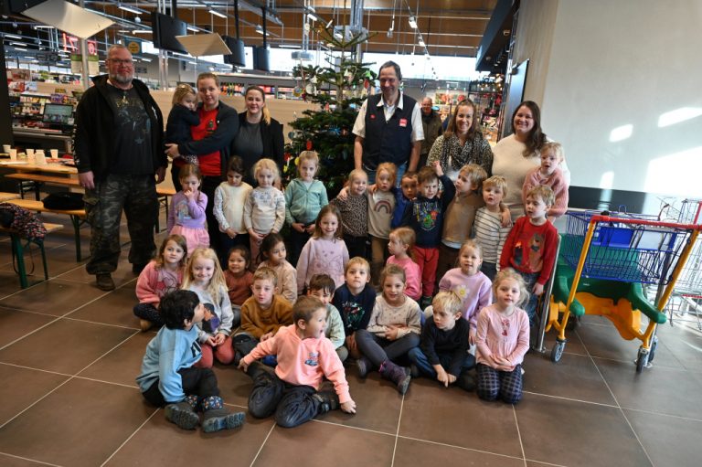 Die „Knautschi´s“ schmücken den Weihnachtsbaum beim REWE „Ost“