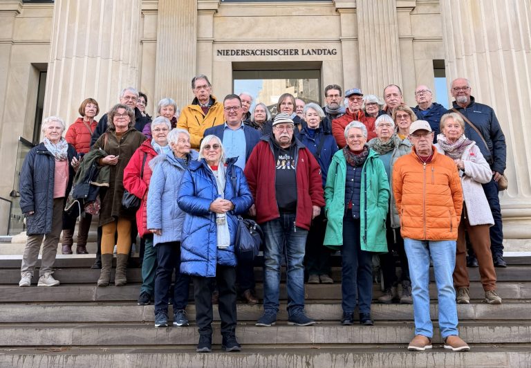 Jan Schröder begrüßt rund 80 Bürgerinnen und Bürger zum November-Plenum