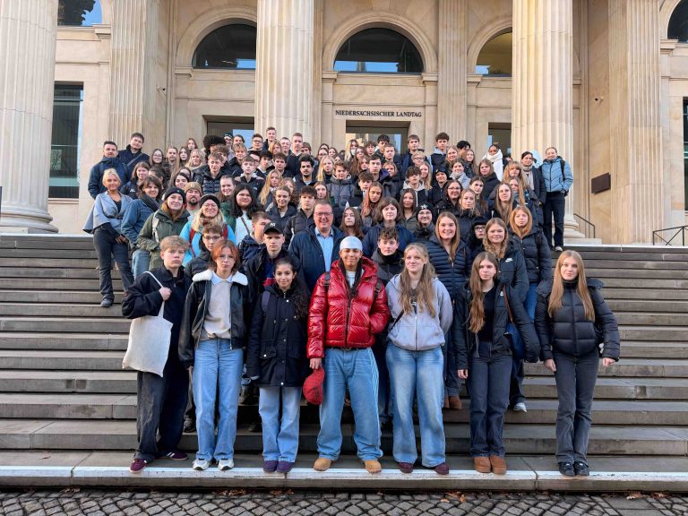 121 Schülerinnen und Schüler der Henriette-Breymann-Gesamtschule aus Wolfenbüttel zu Gast im Niedersächsischen Landtag