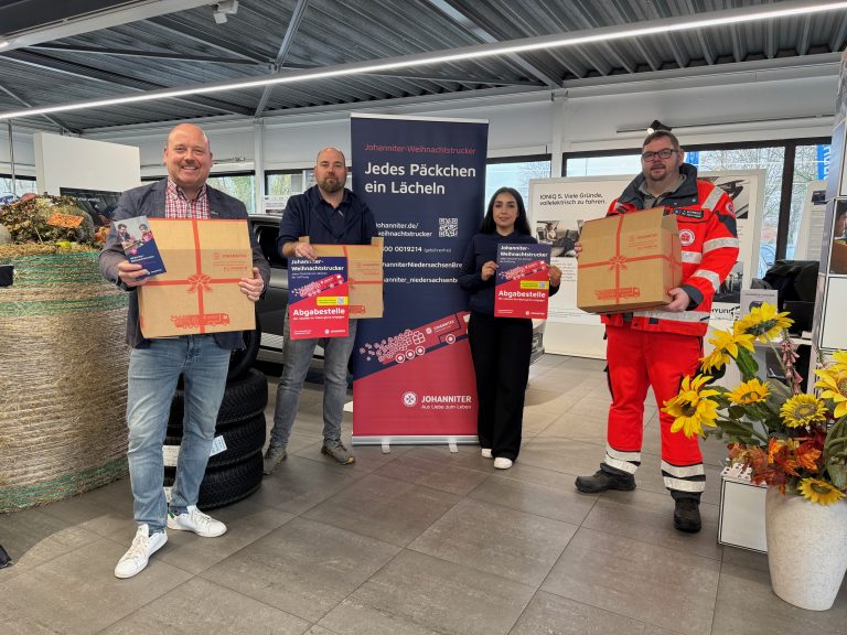 Weihnachtstrucker Pack-Aktion im Autohaus Gebrüder Bormann