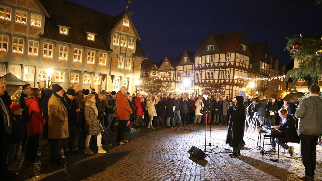 Mit weihnachtlichen Weisen wurde am 1. Advent die Übergabe der Friedenstanne gefeiert