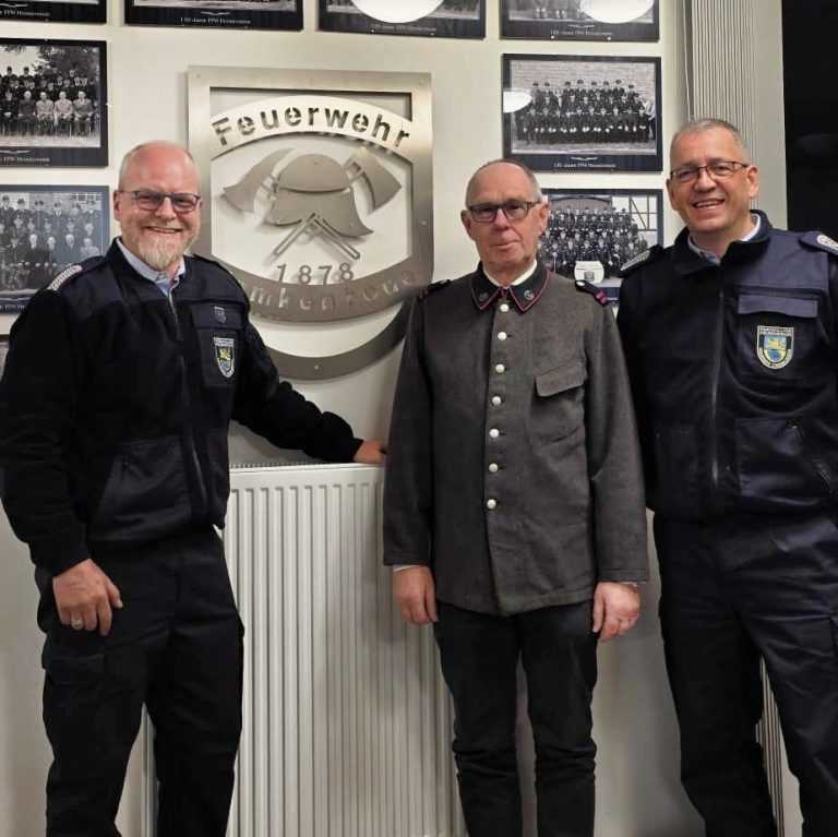 Historische Uniform findet neuen Ehrenplatz im Feuerwehrhaus Hemkenrode