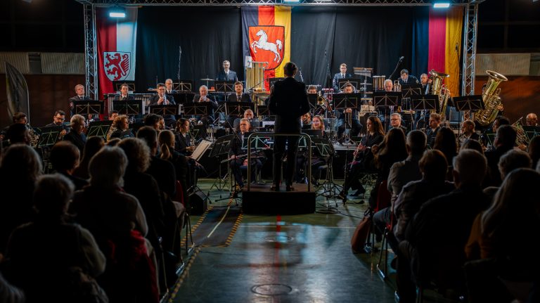 Benefizkonzert der ZPD Niedersachsen und PD Braunschweig erzielt 3.000 Euro für die interaktive Dauerausstellung „Rosenstraße 76“