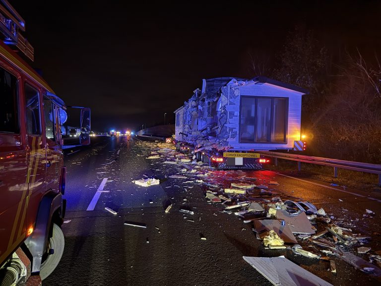 A 2 -Verkehrsunfall, eingeklemmte Person 03.12.25