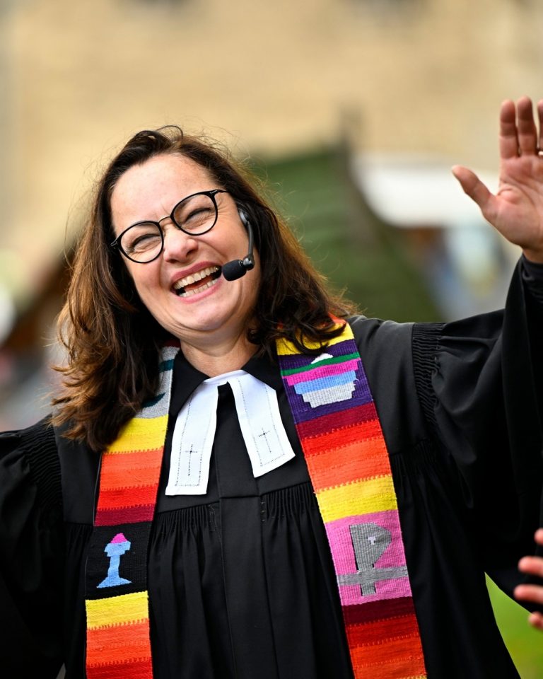 Gutspfarrerin Inka Baumann verläst das Rittergut Lucklum