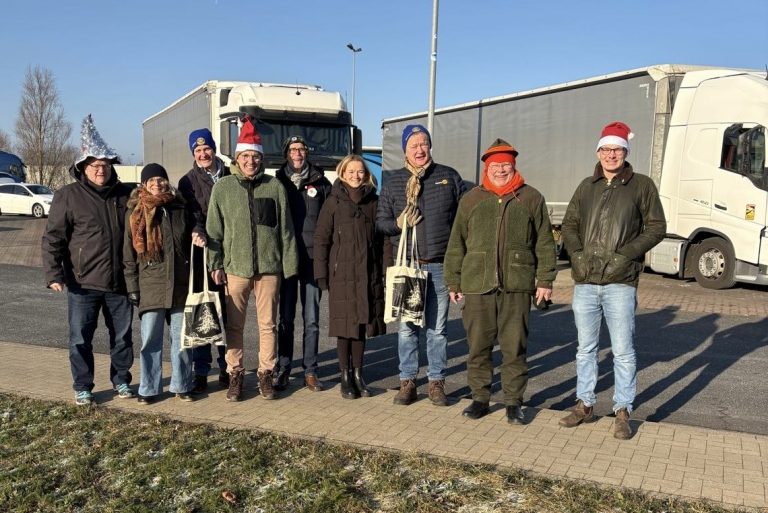 Weihnachtliche Geste am Straßenrand – Rotary Club beschenkt Lkw-Fahrer