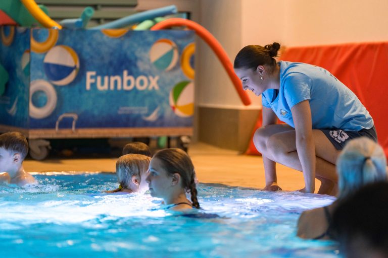 Für mehr Gesundheit und Schwimmkurse für Kinder