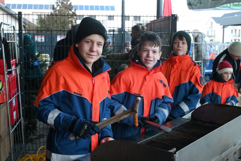 Weihnachtsbäume beim REWE „Ost“ im Advent