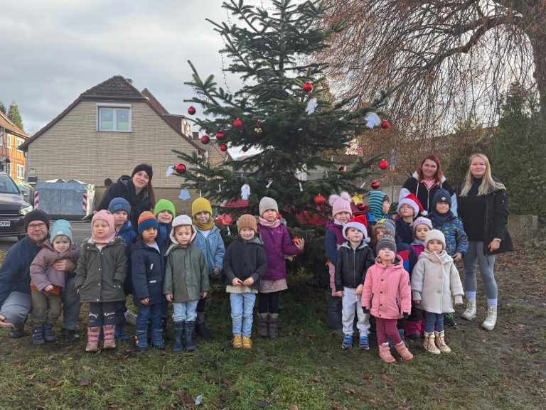 Kindergartenkinder aus Erkerode schmücken den Weihnachtsbaum