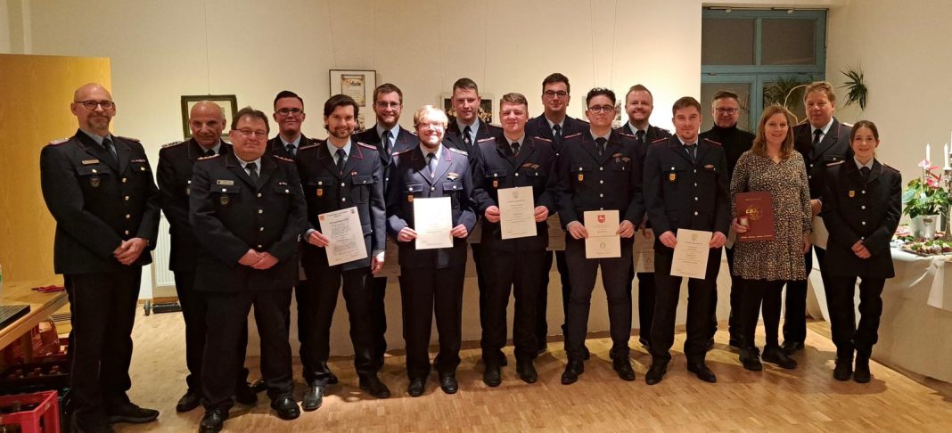 Gruppenbild aller geehrten und Beförderten Kamaeradinnen und Kameraden