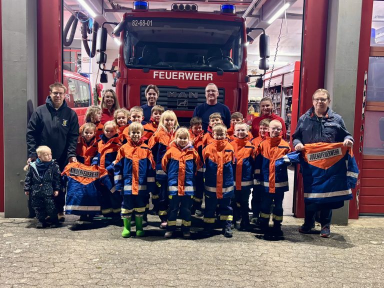 Für jedes Wetter gewappnet: Kinderfeuerwehren erhalten Wetterschutzjacken