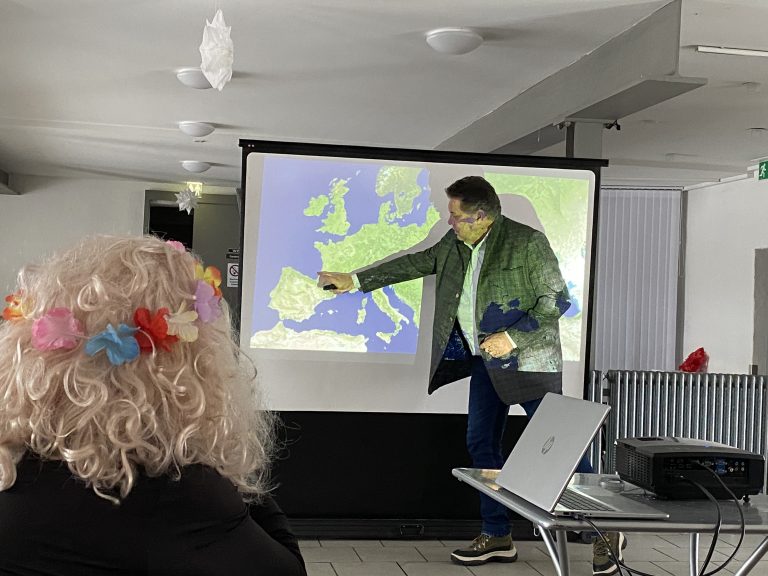 Der Seniorenkreis Sickte feierte Karneval mit anschließender Weinprobe