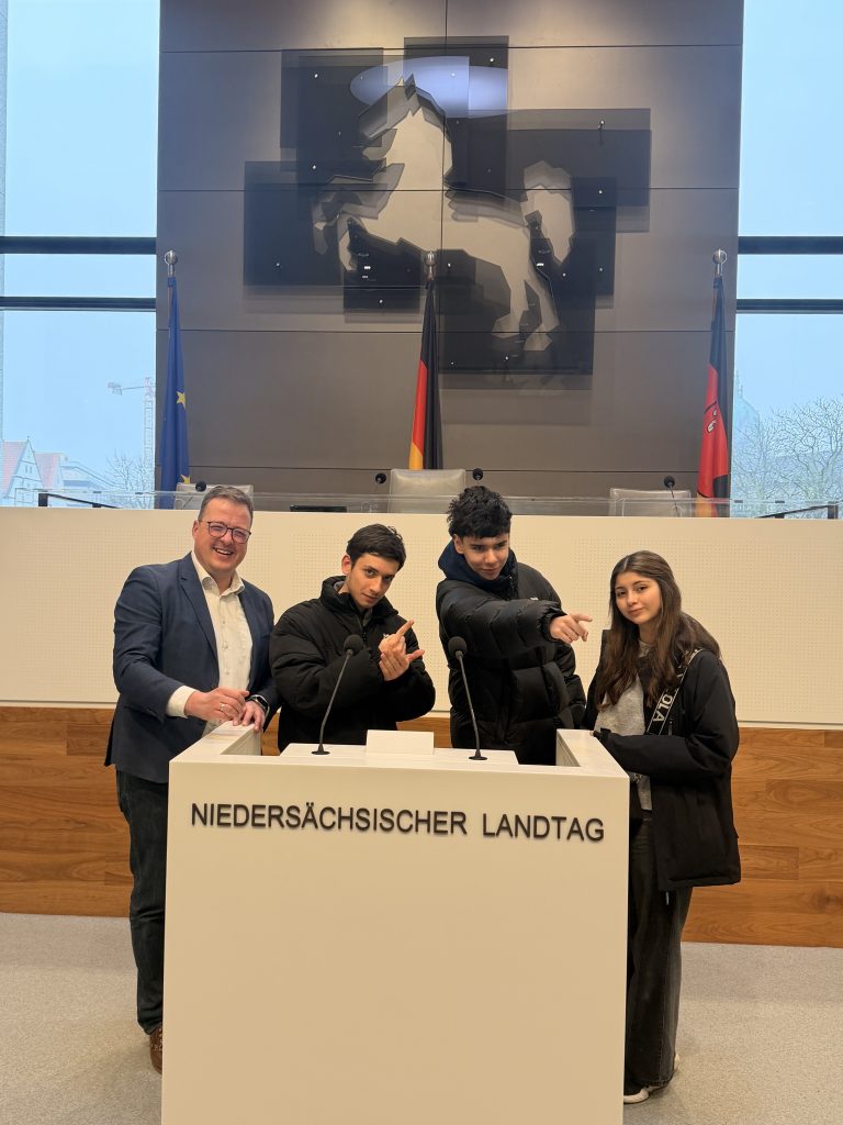 Brückenbau zwischen Wolfenbüttel und Chile: Jan Schröder empfängt Austauschschüler im Niedersächsischen Landtag