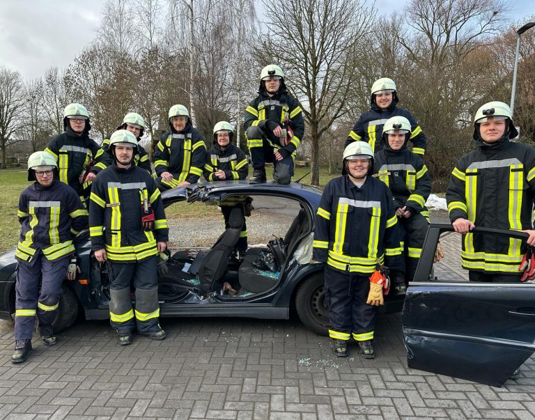 Angehende Feuerwehr-Einsatzkräfte erlernen  „Technische Hilfeleistung“